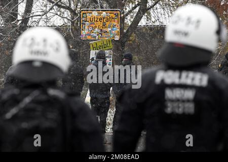 05 dicembre 2022, Renania settentrionale-Vestfalia, Lützerath: Poliziotti in piedi vicino al villaggio di Lützerath. La polizia di Aquisgrana ha avuto un quadro della situazione nel villaggio di Lützerath. L'operazione è stata effettuata solo a scopo di ricognizione e non rappresenta espressamente l'inizio dell'evacuazione. Lützerath sarà evacuato più tardi a causa della lignite a cielo aperto. Foto: Federico Gambarini/dpa Foto Stock