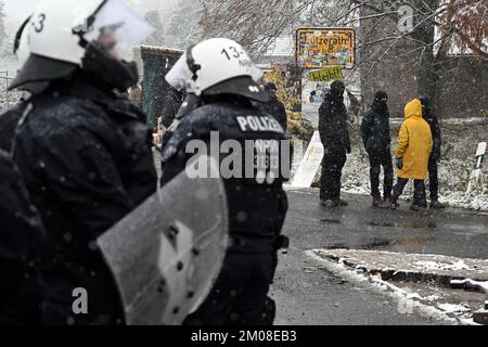 05 dicembre 2022, Renania settentrionale-Vestfalia, Lützerath: Poliziotti in piedi vicino al villaggio di Lützerath. La polizia di Aquisgrana ha avuto un quadro della situazione nel villaggio di Lützerath. L'operazione è stata effettuata solo a scopo di ricognizione e non rappresenta espressamente l'inizio dell'evacuazione. Lützerath sarà evacuato più tardi a causa della lignite a cielo aperto. Foto: Federico Gambarini/dpa Foto Stock