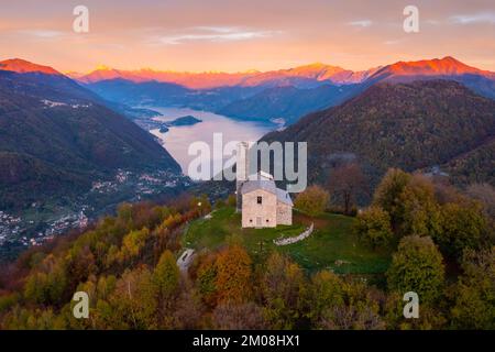 Tramonto sul Lago di Como visto dalla chiesa di San Zeno in cima alla Valle Intelvi in autunno. Cerano d'Intelvi, Como Distric, Lago di Como, Lombardia, Italia. Foto Stock