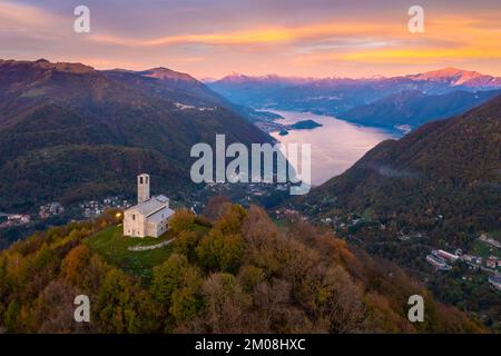 Tramonto sul Lago di Como visto dalla chiesa di San Zeno in cima alla Valle Intelvi in autunno. Cerano d'Intelvi, Como Distric, Lago di Como, Lombardia, Italia. Foto Stock