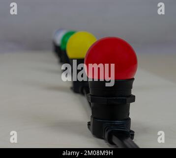 Lampada da cintura natalizia con lampade di diversi colori in fila Foto Stock