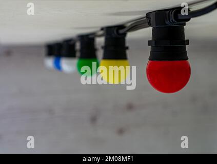Luce da cintura natalizia con lampade di diversi colori in fila capovolta Foto Stock