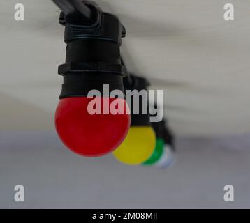 Luce da cintura natalizia con lampade di diversi colori in fila capovolta Foto Stock