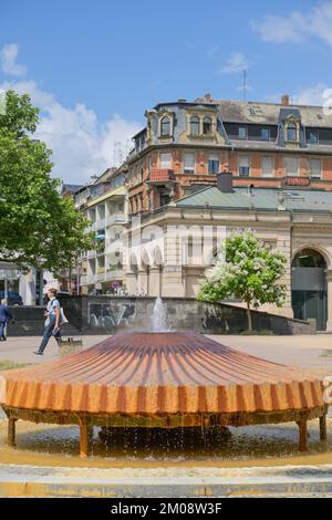 Thermaquelle, Kochbrunnen, Kochbrunnenplatz, Wiesbaden, Hessen, Germania Foto Stock