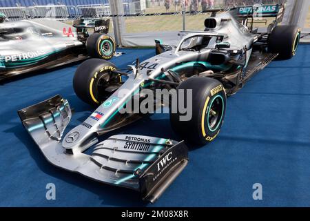 Vista della Mercedes AMG F1 W10 EQ Power+ Race Car di Sir Lewis Hamiltons 2019, vincitrice del Campionato di Formula uno, in mostra al Silverstone Classic 2022 Foto Stock