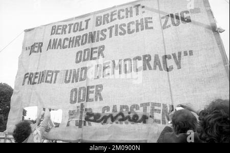 La processione anacronistica degli studenti di Colonia-Bonn, una protesta contro il presidente tedesco Karl Carstens, a causa della sua ex appartenenza alla SA wa Foto Stock