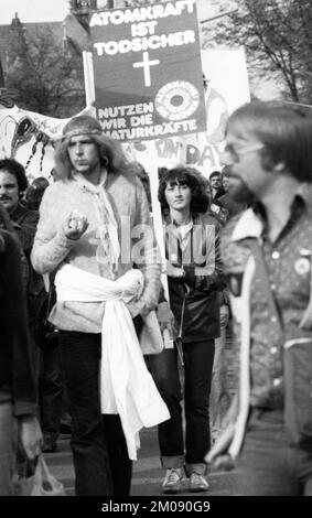 Più di 100, 000 persone hanno manifestato contro l'energia nucleare il 14.100.1979 a Bonn, Germania, Europa Foto Stock