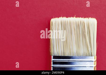 Pennello isolato su uno sfondo magenta viva chiudere con uno spazio di copia Foto Stock