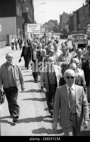 Il timore di perdere il posto di lavoro a causa della fusione di Hoesch AG con la società siderurgica olandese Hoogovens ha spinto gli operai siderurgici dello stabilimento di Phoenix verso gli s. Foto Stock