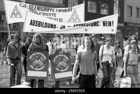 Il Whitsun Youth Meeting dei giovani sindacali non si limitò al campeggio e alle attività culturali, ma i giovani scesero in strada contro i giovani Foto Stock