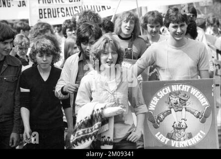 Il Whitsun Youth Meeting dei giovani sindacali non si limitò al campeggio e alle attività culturali, ma i giovani scesero in strada contro i giovani Foto Stock