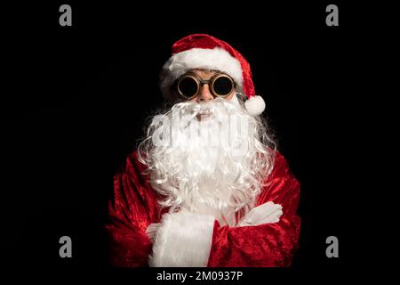 modello babbo natale cyberpunk con occhiali e sfondo nero Foto Stock