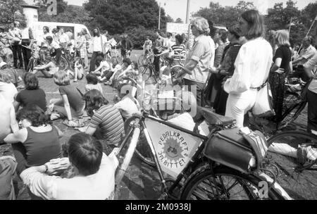 Il Whitsun Youth Meeting dei giovani sindacali non si limitò al campeggio e alle attività culturali, ma i giovani scesero in strada contro i giovani Foto Stock