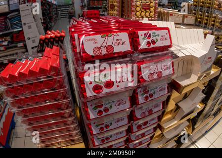 Bra, Cuneo, Italia - 30 novembre 2022: Pallet con ferrocherry e scatole regalo My Cherry con cioccolatini Mon Cheri in vendita in italiano sup Foto Stock
