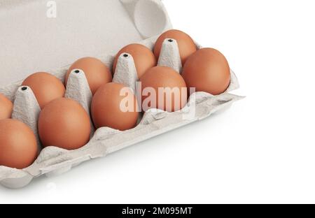 Aprire la scatola delle uova con dieci uova marroni isolate su sfondo bianco. Uova di pollo fresche e biologiche in una confezione di cartone o in un contenitore per uova con spazio per le copie Foto Stock