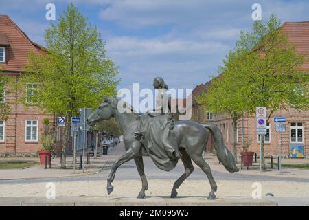 Denkmal, Reitende Alexandrine, Großherzogin von Mecklenburg-Schwerin, Alexandrinenplatz, Ludwigslust, Meclemburgo-Pomerania anteriore, Germania Foto Stock