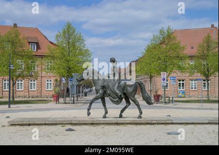 Denkmal, Reitende Alexandrine, Großherzogin von Mecklenburg-Schwerin, Alexandrinenplatz, Ludwigslust, Meclemburgo-Pomerania anteriore, Germania Foto Stock