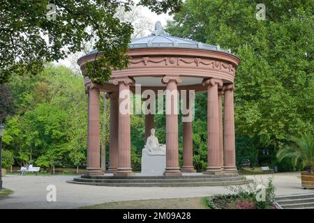 Brennentempel des Elisabethenbrunnen mit Göttin Hygieia, Kurpark, Bad Homburg, Hessen, Deutschland Foto Stock