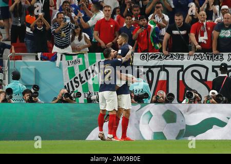 Doha, Qatar. 4th Dec, 2022. (L-R) Theo Hernandez, Olivier Giroud, Kylian Mbappe (fra) Calcio : Theo, Giroud e Mbappe celebrano dopo l'obiettivo di Giroud durante la Coppa del mondo FIFA 2022 turno di 16 partita tra Francia 3-1 Polonia allo stadio al Thumama di Doha, Qatar . Credit: Mutsu Kawamori/AFLO/Alamy Live News Foto Stock