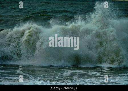 Ogni dieci anni si verifica una tempesta di sette punti. Cataclismi e fenomeni meteorologici in mare, tempeste e uragano in autunno Foto Stock