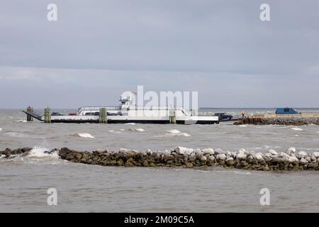 Il traghetto per auto di Mobile Bay Fort Morgan arriva da Dauphin Island a Fort Morgan su Mobile Point Alabama Foto Stock