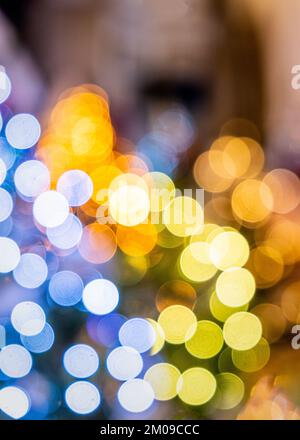 Astratto delle luci colorate de-focalizzato dell'albero di Natale. Foto Stock