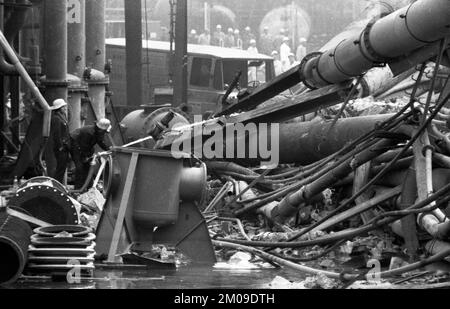 L'impianto di coking della colleria Gneisenau di Dortmund-Oespel è stato scosso da un'esplosione il 17 luglio 1974. Il danno alla proprietà è stato considerevole, Ger Foto Stock