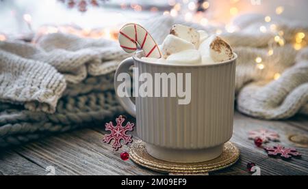 Una tazza di cacao con marshmallows primo piano su uno sfondo sfocato. Foto Stock