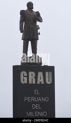 Statua dell’eroe navale Miguel María Grau Seminario “il peruviano del millennio”. Miraflores, Lima, Perù. Foto Stock