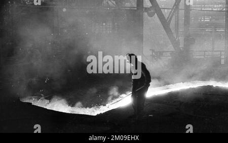 Produzione di acciaio presso l'acciaieria Hoesch AG di Westfalenhuette nel 4.12.1974 presso l'altoforno e Siemens Martin Furnace (SM) di Dortmund, Ger Foto Stock