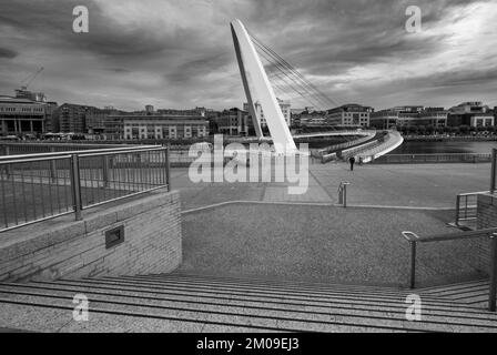 Immagine bianca e a balsamo ultra larga di Millennium Bridge Gateshead scattata in una mattinata d'estate tempestosa Foto Stock