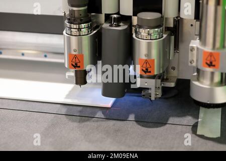 Testa multifunzionale della macchina automatica da taglio digitale a pianale. Macchina per il taglio di pannelli in schiuma. Messa a fuoco selettiva. Foto Stock