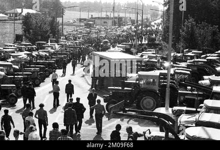 Gli agricoltori hanno marciato con i loro trattori per protestare ad Aquisgrana il 17.9.1974 per manifestare contro i bassi prezzi alla produzione, Germania, Europa Foto Stock