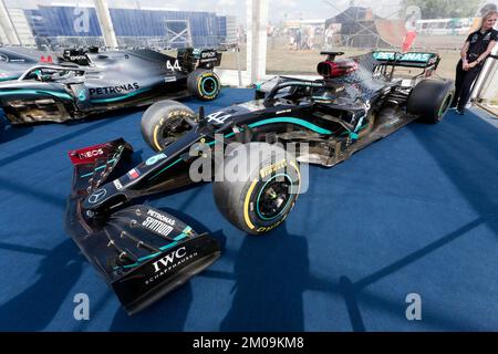 Vista frontale di Sir Lewis Hamiltons 2022 F1, vincitrice del campionato Mercedes AMG F1 W11 EQ Performance Race Car in mostra al Silverstone Classic 2022 Foto Stock