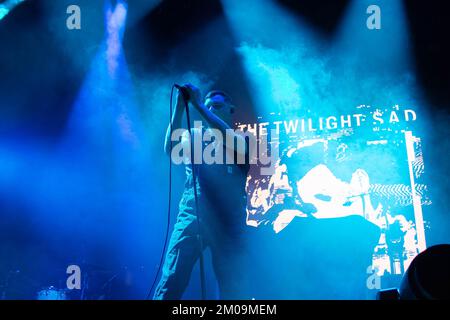Glasgow, Scozia, Regno Unito. 4 dicembre 2022. James Graham del Twilight Sad si esibisce all'OVO Hydro di Glasgow il 4 dicembre 2022 Credit: James Edmond /Alamy Live News Foto Stock