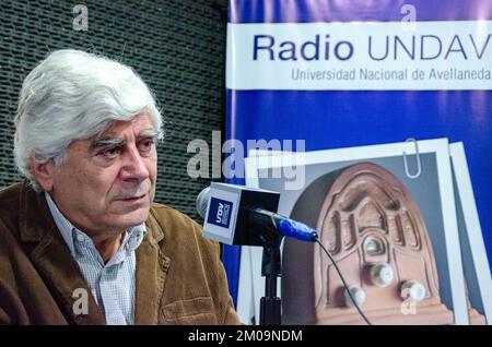 Avellaneda, Buenos Aires, Argentina - 12 maggio 2014: Il poeta, filosofo e giornalista Vicente Zito Lema in un'intervista a una radio universitaria stati Foto Stock