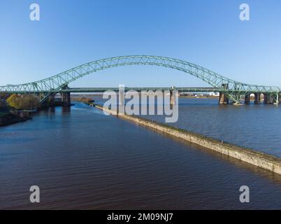 Ponte giubilare d'argento sulla Mersey tra Runcorn e Widnes Foto Stock