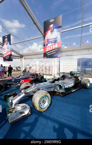 Vista della Mercedes F1 W05 Hybrid Race Car vincitrice del campionato di Formula uno Sir Lewis Hamiltons 2014, in mostra al Silverstone Classic 2022 Foto Stock