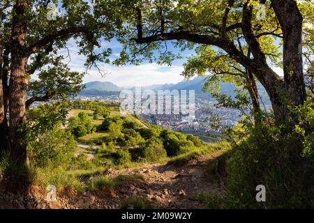 Vista sulla città di Grenoble da Fort de la Bastille con sentiero escursionistico. Estate a Isere, regione Rodano-Alpi, Francia Foto Stock