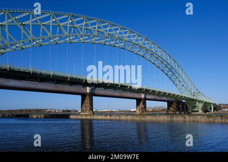 Ponte giubilare d'argento sulla Mersey tra Runcorn e Widnes Foto Stock