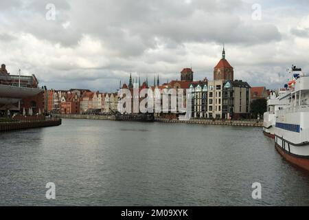 Vista del porto e degli edifici antichi a Danzica, Polonia Foto Stock