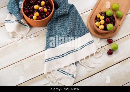 Frutta estiva ciliegie e prugne in cucina Foto Stock