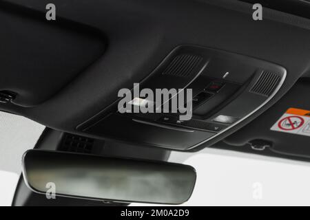 Immagine ravvicinata del pulsante SOS e della plafoniera di un'auto. Foto Stock