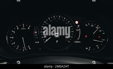 Il tachimetro e il contagiri di uno sport auto diesel Foto stock - Alamy