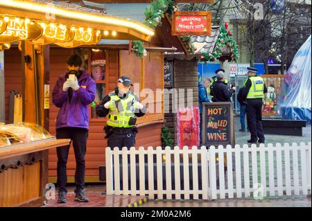 Glasgow, Scozia, Regno Unito 5th dicembre 2022. Polizia alla fiera di Natale incidente esplosione come la fiera di Natale di st Enoch è sigillato con una presenza enorme della polizia e un poliziotto senior con tre furgoni di polizia e automobili nella zona. Credit Gerard Ferry/Alamy Live News Foto Stock