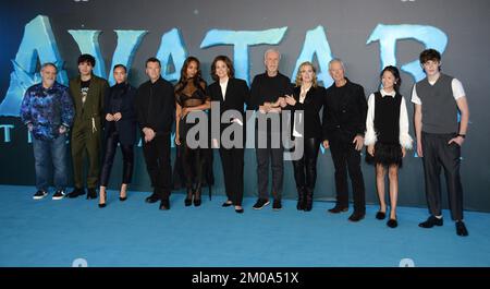 La foto deve essere accreditata ©Alpha Press 078237 04/12/2022 Jon Landau, Jamie Flatters, Bailey Bass, Sam Worthington, Zoe Saldana, Sigourney Weaver, direttore James Cameron, Kate Winslet, Stephen Lang, Trinity e Jack Champion Avatar The Way of Water Photocall a Londra Foto Stock