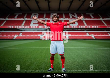 Gustavo Scarpa firma per la Foresta di Nottingham con un trasferimento gratuito dal brasiliano Side Palmeiras al City Ground, Nottingham, Regno Unito, 3rd dicembre 2022 (Foto di Ritchie Sumpter/News Images) Foto Stock