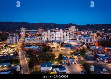 Vista aerea del centro di Asheville, North Carolina di notte Foto Stock