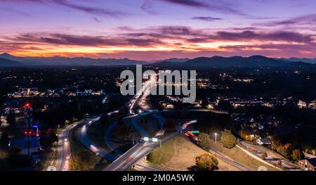 Vista aerea panoramica del tramonto sulle Smoky Mountains da Asheville, North Carolina Foto Stock