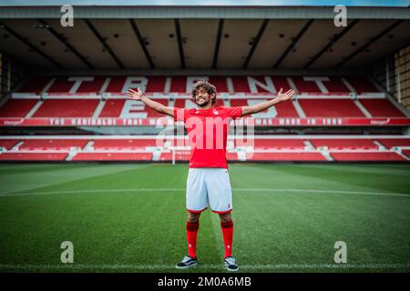 Gustavo Scarpa firma per la Foresta di Nottingham con un trasferimento gratuito dal brasiliano Side Palmeiras al City Ground, Nottingham, Regno Unito, 3rd dicembre 2022 (Foto di Ritchie Sumpter/News Images) Foto Stock